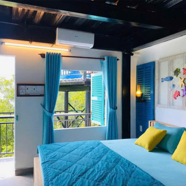 Phòng giường đôi có ban công nhìn ra biển